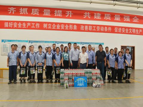 炎炎夏日，，，，市总工会送清凉，，，，丝丝关爱暖人心